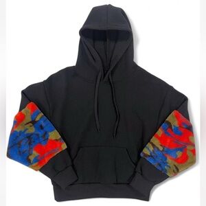 NWT Women's Black Hooded Fleece Sweatshirt Camo Fur Sleeves S/M‎ Statement
